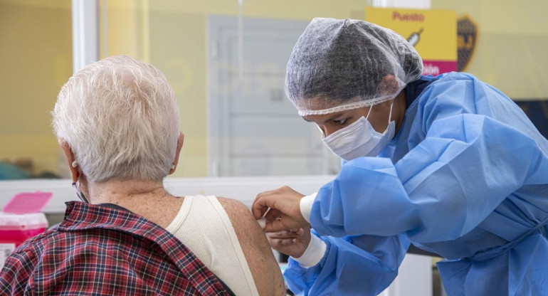 Vacunación de adultos mayores contra el coronavirus en Argentina, NA.