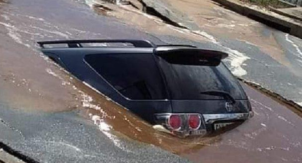 Auto se lo traga la tierra en medio de una inundación, Sudáfrica