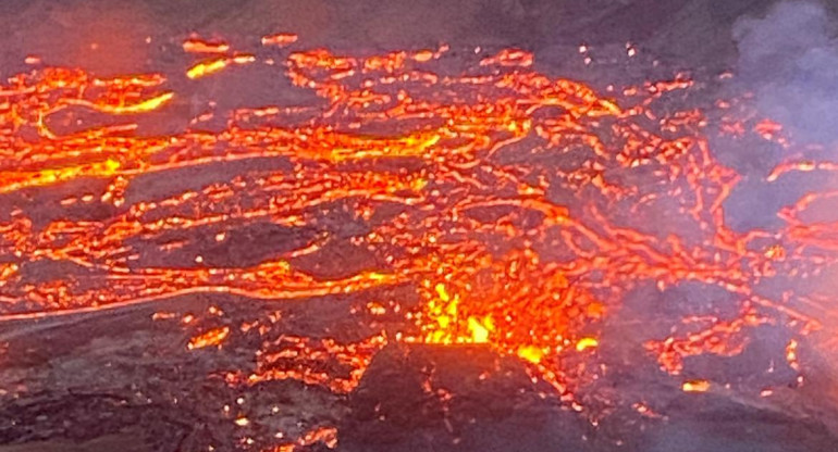 Río de lava en Islandia tras la erupción de un volcán, REUTERS