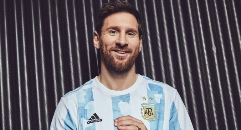 Lionel Messi con la nueva camiseta de la selección argentina.
