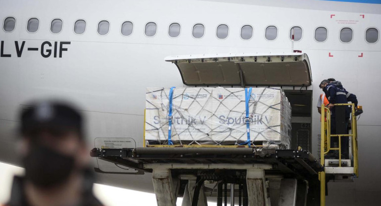 Llegada de avión con vacunas a Ezeiza, NA