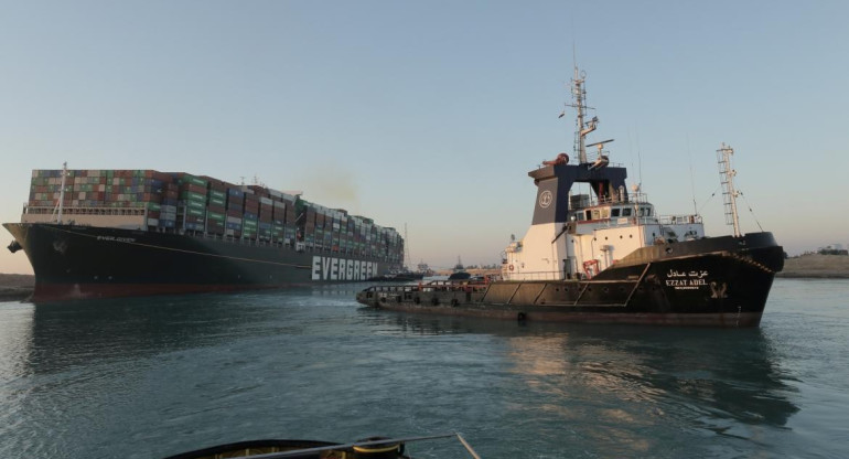 Barco Ever Given en el canal de Suez, REUTERS