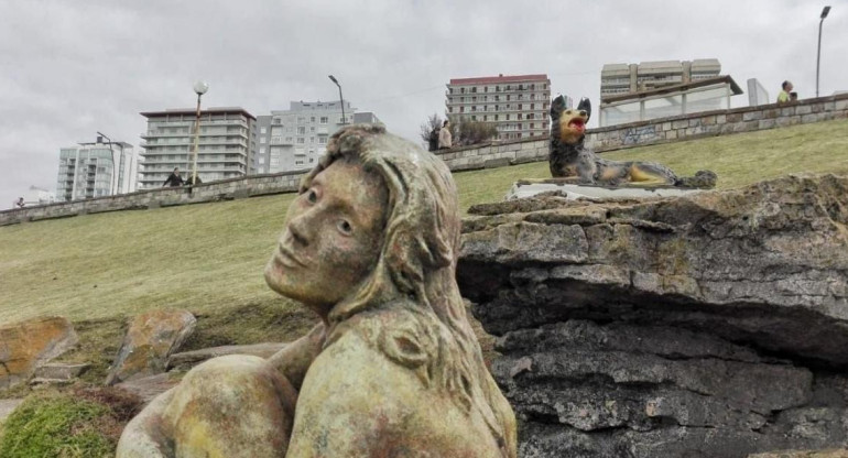 Estatua de perro anónima en Mar del Plata