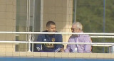 Juan Roman Riquelme y Jorge Amor Ameal viendo a la Reserva de Boca