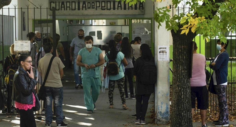 Coronavirus, Argentina, pandemia, filas en hospitales, foto Twitter
