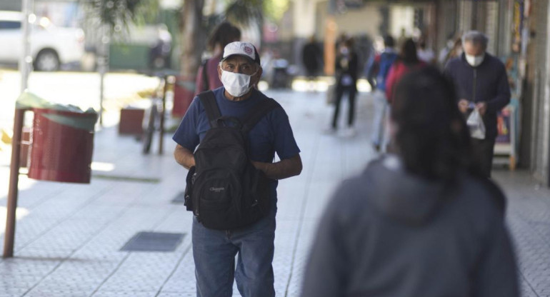Coronavirus en Argentina, gente caminando en la calle, NA