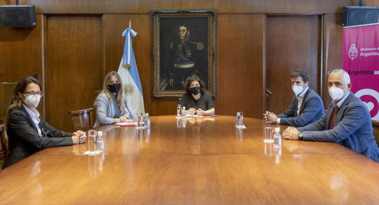 Carla Vizzotti junto a representantes de Astrazeneca Argentina, AGENCIA NA