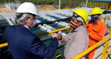 Alberto Fernández junto a trabajadores