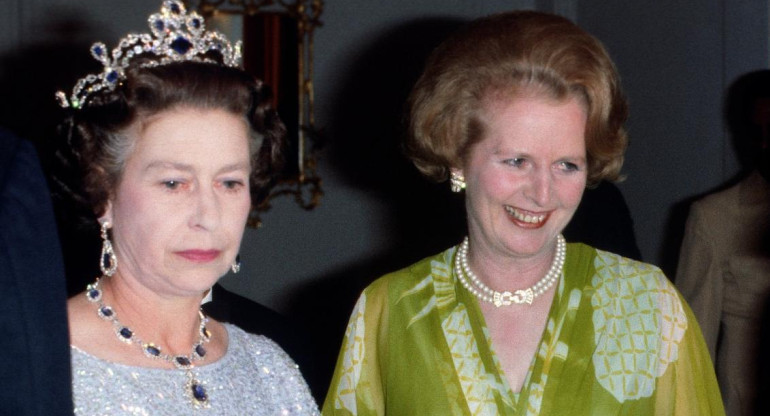 La Reina Isabel II junto a la ex primer ministro Margaret Thatcher