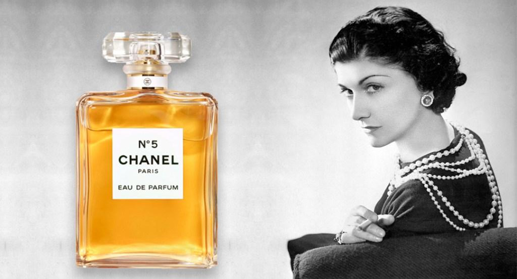Coco Chanel con su perfume Chanel N 5
