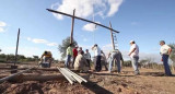 Beneficiarios de planes sociales trabajando en plaza