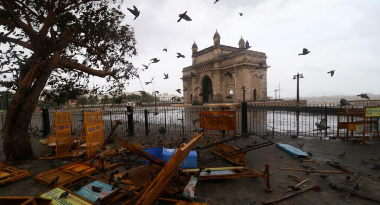 Un ciclón arrasa la costa occidental de la India