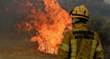 Bomberos combaten el fuego en Alta Gracia, Córdoba. NA.