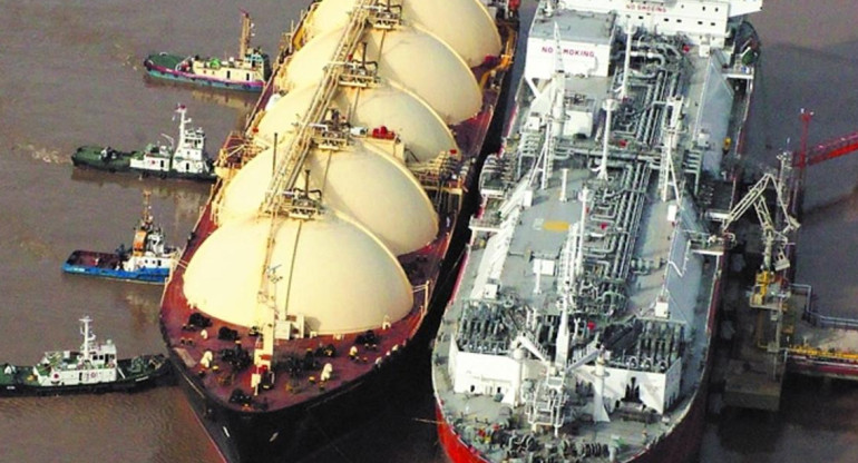 Transporte de gas y petróleo, buques, foto EconoJournal