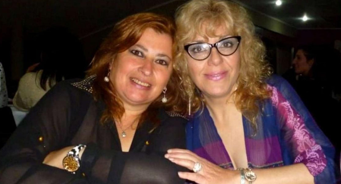 La víctima Marisa Chivalero (a la izquierda) junto a su gran amiga Patricia Bruera (a la derecha) durante una cena por el Día del Maestro