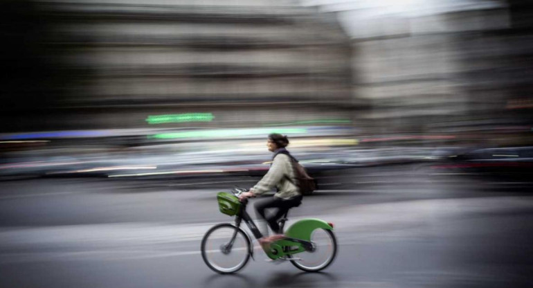 Otro motivo para soñar con París: la imaginan peatonal y para ciclistas. Foto NA.