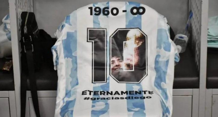 Camiseta en homenaje a Diego Maradona