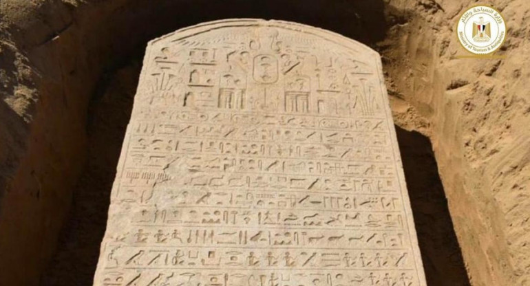 Agricultor egipcio descubre órdenes militares talladas en piedra hace más de 2.500 años