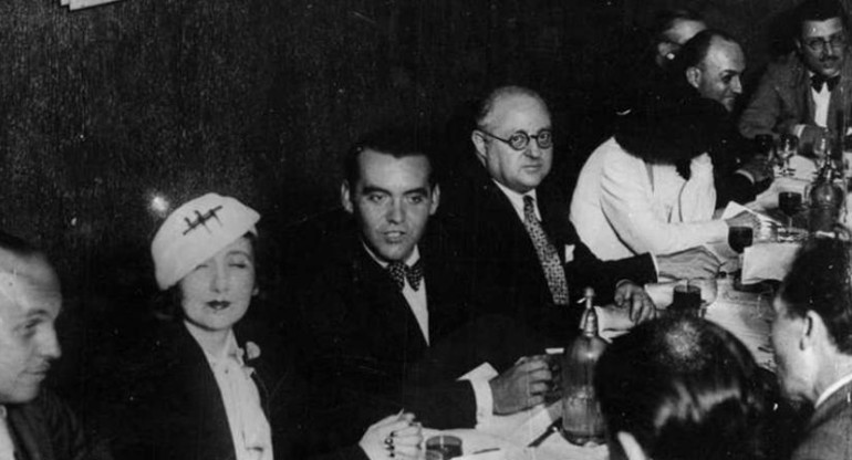 Federico García Lorca siendo agasajado en Buenos Aires