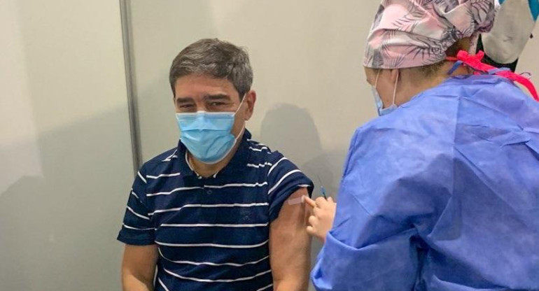 Fernán Quirós recibiendo la primera dosis de vacuna contra el coronavirus, foto Twitter