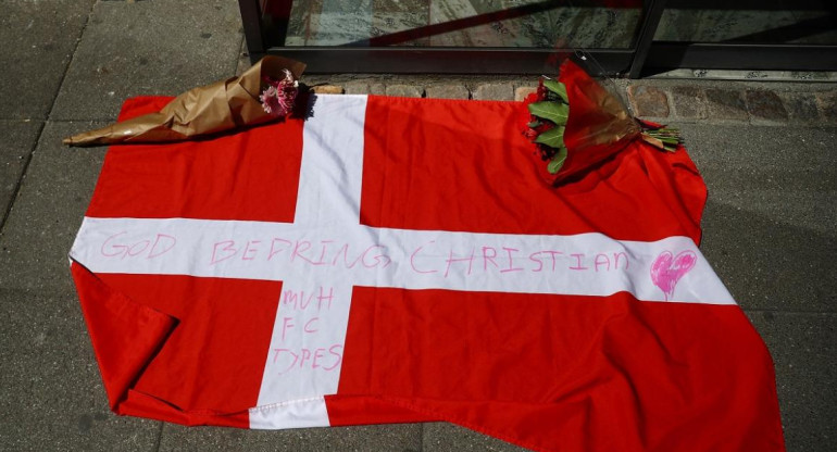 Bandera en la puerta del hospital donde esta itnernado Christian Eriksen, Reuters.