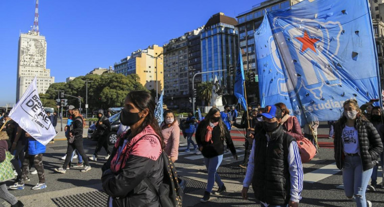 Protesta de organizaciones sociales en el centro porteño, NA.