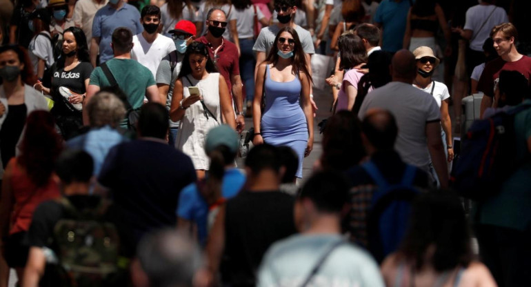 España sin obligatoriedad de barbijo en las calles, REUTERS