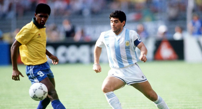 Diego Maradona ante Brasil en el Mundial 90