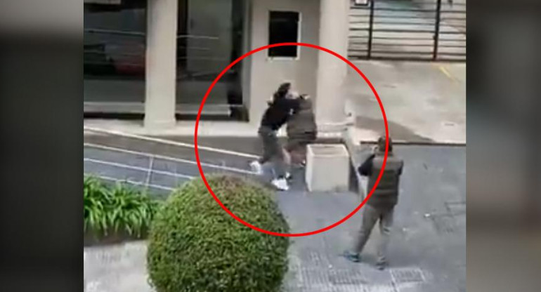 Brutal pelea entre vecinos de Olivos, a las trompadas por una multa, Foto Twitter