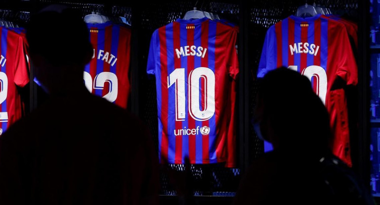 Camiseta de Lionel Messi en la tienda oficial del Barcelona, EFE.