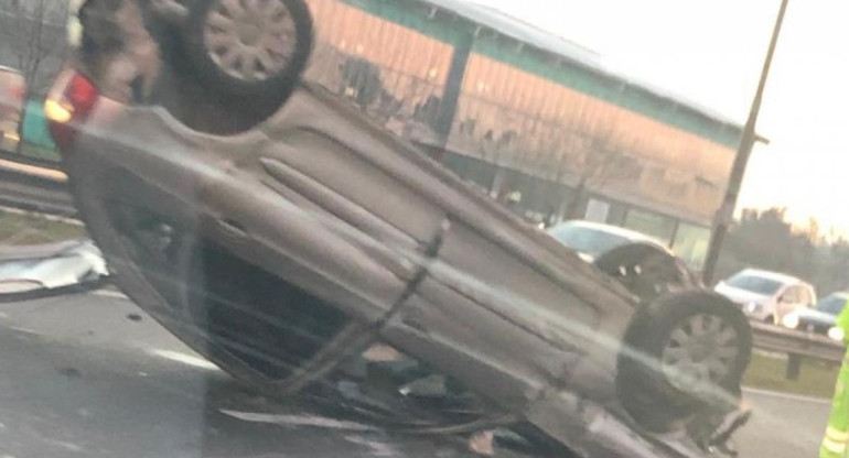 Dos autos volcaron tras un choque múltiple en la autopista Panamericana