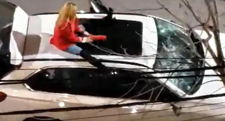 Mujer rompe con un matafuegos un auto en Santa Fe