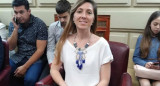 Legisladora de Santa Fe Natalia Armas conduciendo en sesión