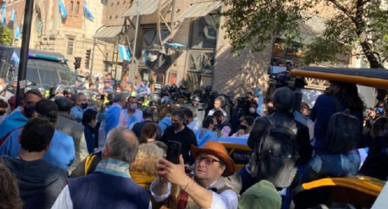 Protestas contra Alberto Fernández en Tucumán: incidentes entre manifestantes y la policía, NA
