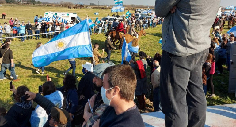 Miles de productores agropecuarios en el kilómetro 228 de la ruta 9 (Rosario- Buenos Aires) en el partido bonaerense de San Nicolás, participaron del acto central del campo y otros sectores contra las políticas oficiales, NA