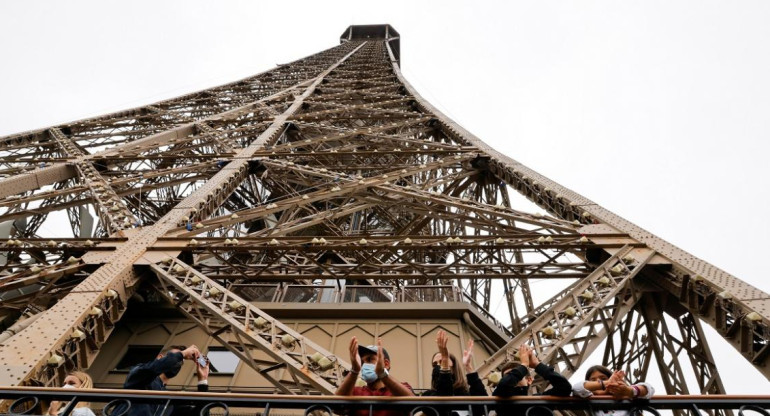 La Torre Eiffel reabrió al público tras ocho meses de cierre por la pandemia, Reuters.