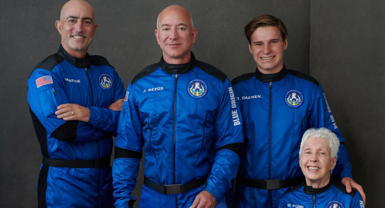 Jeff Bezos junto a su hermano Mark, la piloto estadounidense Wally Funk y el joven Oliver Daemen