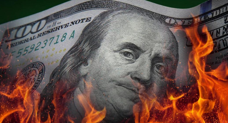 Dólares en llamas