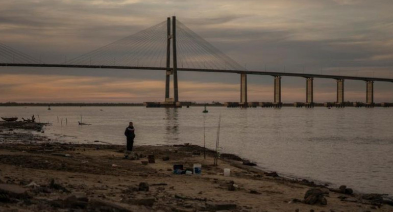 Piden limitar el consumo de agua en siete provincias por la bajante del Paraná