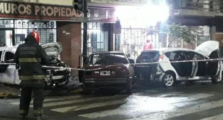 Impresionante choque múltiple en Flores, se prendió fuego un auto y murió una mujer	