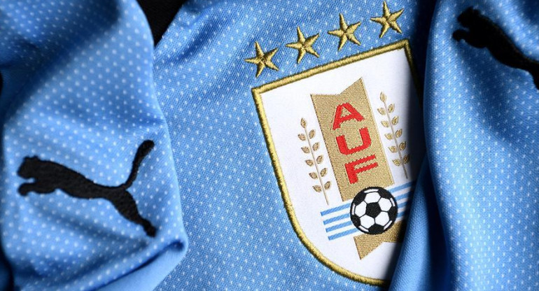 Uruguay defiende las cuatro estrellas de su escudo ante la FIFA