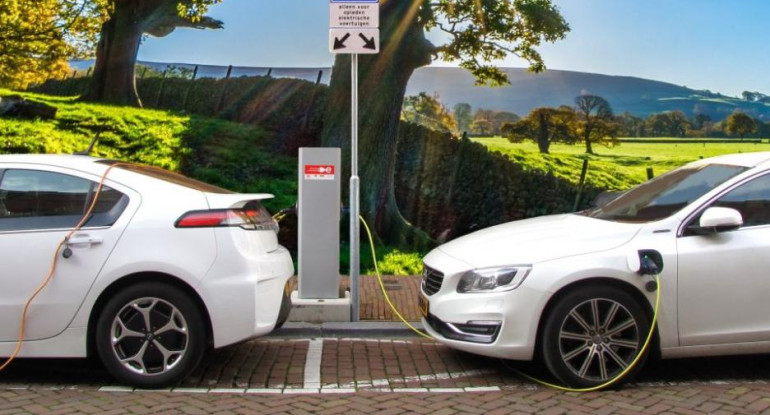 La mitad de los autos que se vendan en Estados Unidos en 2030 serán eléctricos