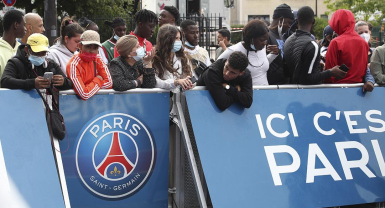 Locura por Messi en Paris: hinchas del PSG en vigilia por llegada de la Pulga, Reuters	