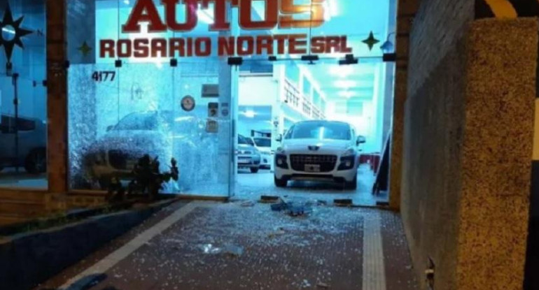 Atacan a balazos una concesionaria en Rosario y una mujer murió tras sufrir un infarto