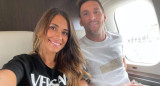 Antonela Roccuzzo junto a Lio Messi en su avión