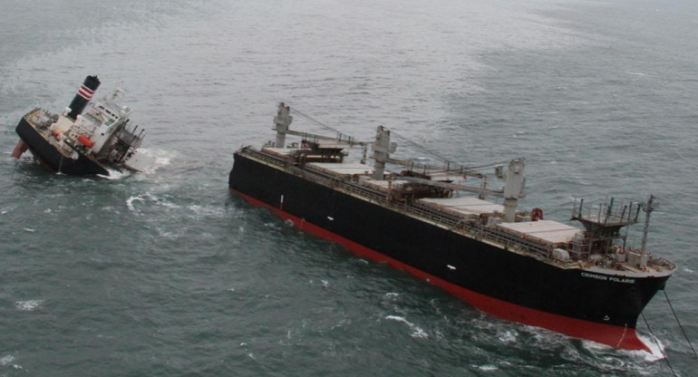 Encalló un buque encalló y se partió en dos, derrame de petróleo en Japón, REUTERS