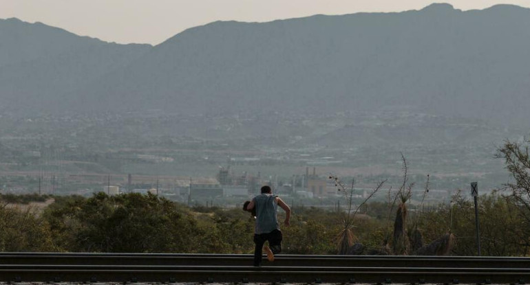 Migrante cruzando la frontera entre México y EEUU