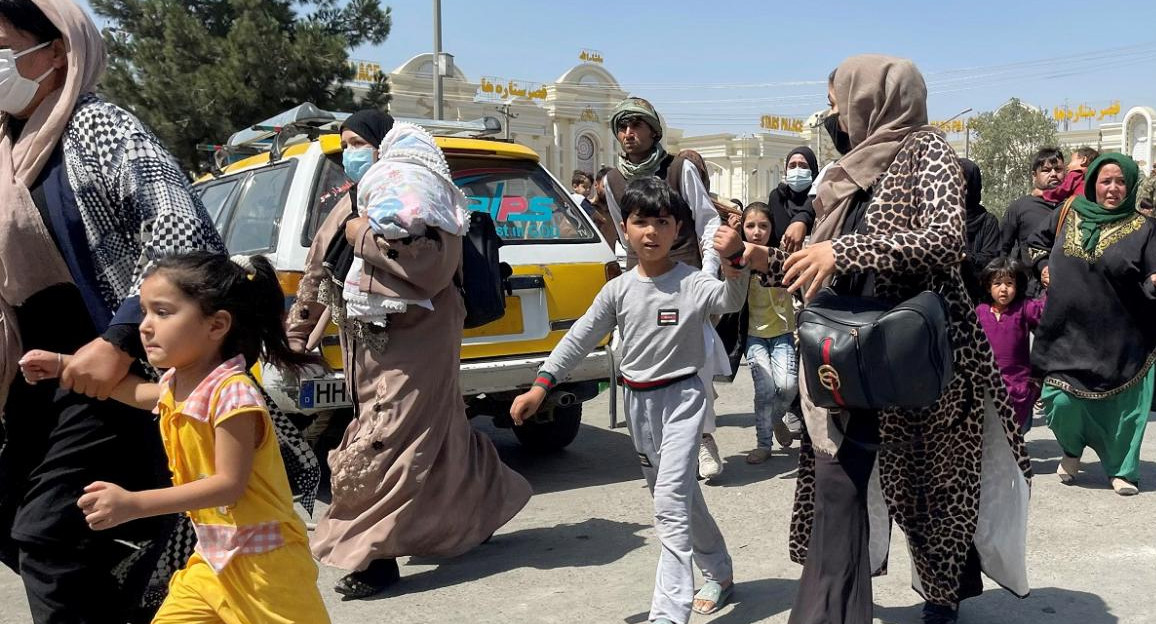 Mujeres y niños abandonan la ciudad de Kabul en Afganistán. Reuters