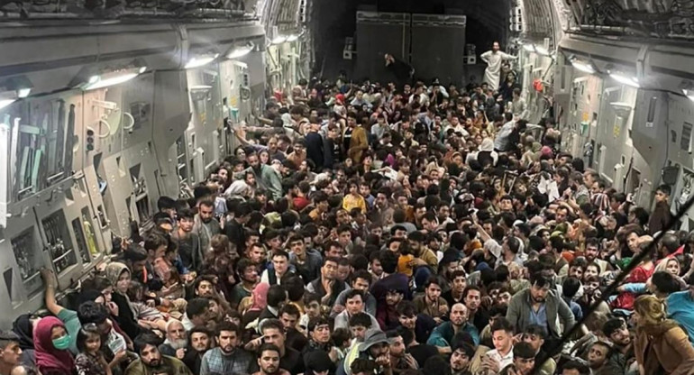 640 afganos huyeron en la bodega de un avión militar estadounidense