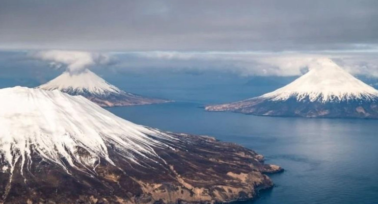 Los tres volcanes de Alaska en el archipiélago de las Islas Aleutianas, Foto: Himanshu Sharma.